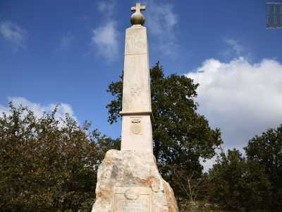 ...e si eleva con la sua croce all�apice verso il cielo